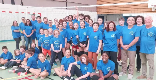 photo  les joueurs de volley-ball ont revêtu les maillots offerts par mélanie et benoît rosier, gérants de la boulangerie boule et mie ; à leurs côtés, à droite de patrick lamothe, président du club.  &copy;  ouest-france 