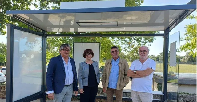 photo  jean-pierre cochard (vice-président délégué à la voirie, à la communauté de communes), michèle michaud (maire déléguée de faveraye-mâchelles), jean-françois vaillant (maire délégué de thouarcé) et jean-yves le bars (maire de bellevigne-en-layon), devant l’abribus.  &copy;  co 