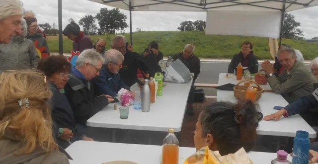 photo  pique-nique de personnes contre l’implantation d’un entrepôt géant.  &copy;  ouest-france 