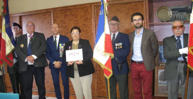 photo  michèle bodet a reçu la médaille d’argent pour son engagement en tant que secrétaire du souvenir français et réserviste citoyenne au sein de la délégation militaire départementale de la sarthe.  &copy;  ouest-france 