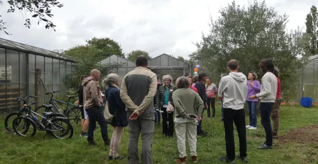 photo  les averses n’ont pas eu raison de la rentrée végétale, organisée samedi au jardin partagé. le public a répondu présent pour visiter le lieu et découvrir le projet tous à l’œuvre. « nous avons enregistré un tiers d’adhésions supplémentaires, soit ce que nous attendions », précise isabelle, membre du collectif. ce n’est pas qu’un jardin partagé potager, c’est aussi un jardin créatif ouvert à toutes idées. »  &copy;  ouest-france 