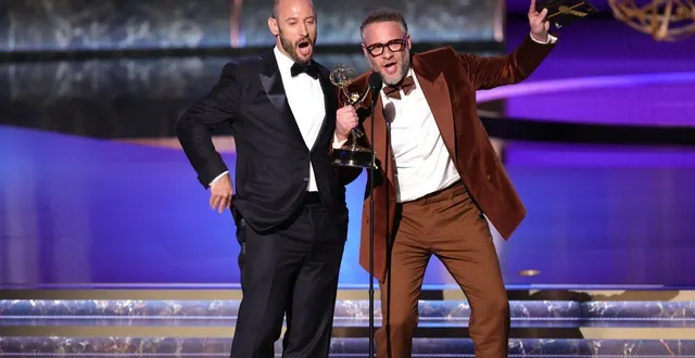 photo  lors des emmy awards 2025, the studio a dominé le palmarès. evan goldberg (gauche) et seth rogen acceptent ici le prix de la meilleure réalisation dans la catégorie comédie.  &copy;  kevin winter/getty images via afp 