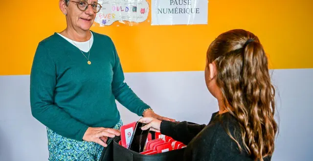 photo  l’an dernier, les élèves de 6e devaient remettre chaque matin leur téléphone portable dans une pochette conservée près du bureau du principal.  &copy;  le maine libre – yvon loué 