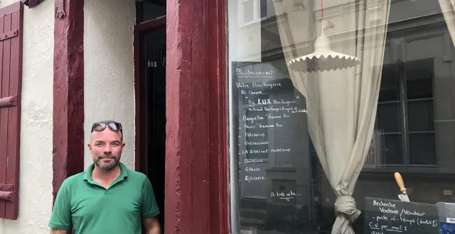 photo  florian dehan devant la nouvelle enseigne miss robin à la pointe bouchemaine (maine-et-loire).  &copy;  ouest-france 