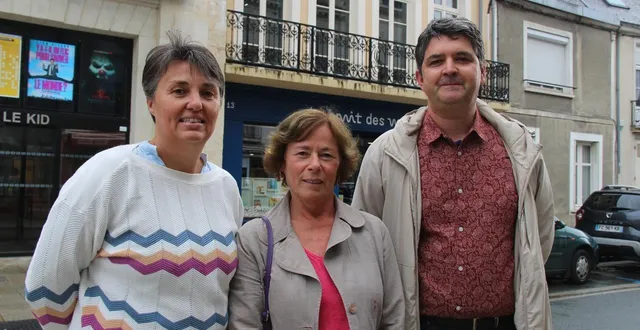 photo  à la flèche (sarthe), la campagne des élections municipales est lancée pour sandrine boigné, trésorière, françoise rachet, secrétaire et jean-pierre guichon, membre du bureau de la section locale du parti socialiste.  &copy;  ouest-france 