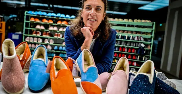 photo  la dirigeante de plastigom annelise morin est contrainte de jeter l’éponge, faute de commandes de chaussons made in sarthe en nombre suffisant.  &copy;  archives le maine libre – yvon loué 