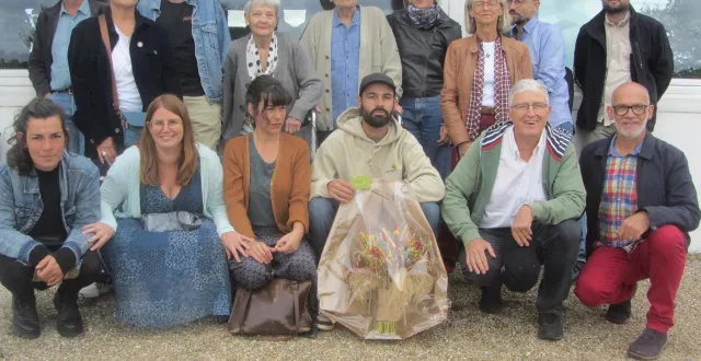 photo  debout au centre de la photo, entourés de leur famille, madeleine et jean-marie pirault.  &copy;  ouest-france 