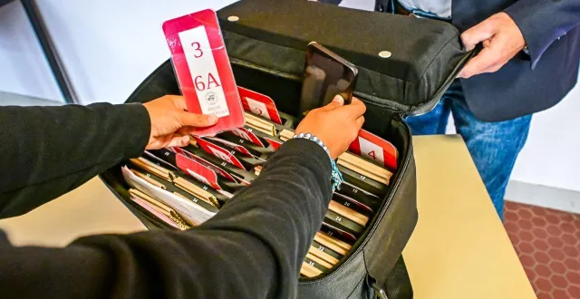 photo  ce sont les 6e qui ont expérimenté le dépôt de leur téléphone dans des mallettes l’année dernière au collège bollée à mulsanne. cette année, un autre niveau sera concerné.  &copy;  le maine libre – yvon loué 