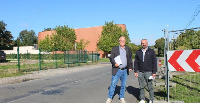 photo  gérard evrard et david paysan devant la rue qui sera barrée à partir du 22 septembre.   &copy;  le maine libre 