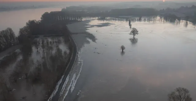 photo  la loire sortait de son lit en janvier dernier, ici au lever du jour à blaison-saint-sulpice.  &copy;  archives co – josselin clair 