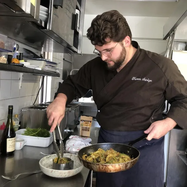 photo le chef tristan sénèze, dresse son woke de légumes d’été dans les cuisines de son restaurant la parenthèse, à flers (orne).  ©  ouest-france