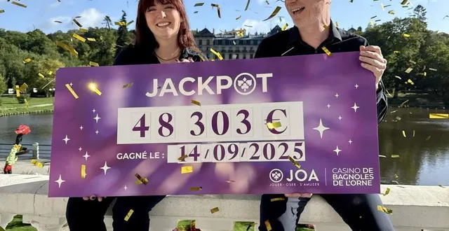 photo  le personnel du casino de bagnoles-de-l’orne-normandie pose avec le chèque remporté par une joueuse dimanche 14 septembre 2025.  &copy;  casino de bagnoles-de-l’orne. 