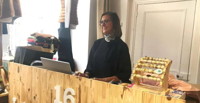 photo  caroline nicolas a inauguré sa boutique de vêtements à écouché-les-vallées (orne), vendredi 12 septembre 2025.  &copy;  ouest-france 