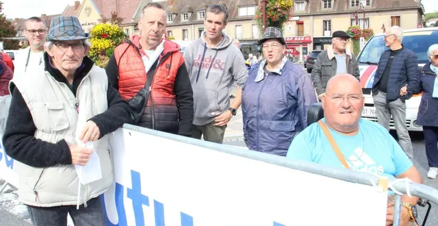 photo  de gauche à droite : jean-marc guillochon, loïc provost, eric dolivet, claudine charlot et guy belllanger, étaient parmi les spectateurs, à l’arrivée du tour de l’orne, ce dimanche 14 septembre 2025, à vimoutiers.  &copy;  ouest-france 