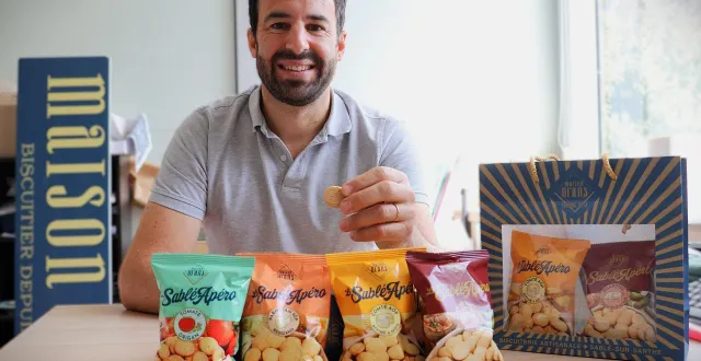 photo  antoine pelletier, cogérant de la biscuiterie maison drans avec son épouse alexandra, présente la nouvelle gamme de petits sablés salés, dont une version aux rillettes.  &copy;  ouest-france 
