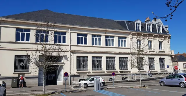 photo  en raison des travaux, la poste est fermée jusqu’au 30 septembre.  &copy;  ouest-france 