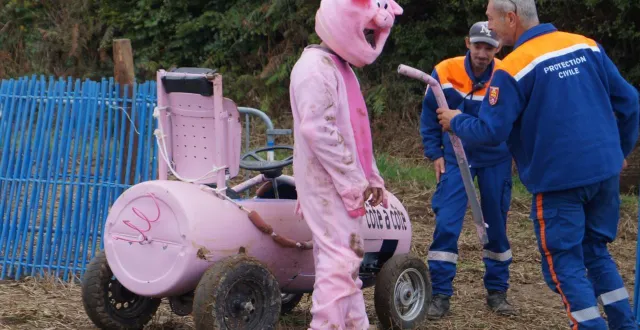 photo  plus de peur que de mal pour jonas, qui a mal négocié la courbe, à cause d’une rupture mécanique et s’est retourné. les secouristes veillent.  &copy;  ouest-france 