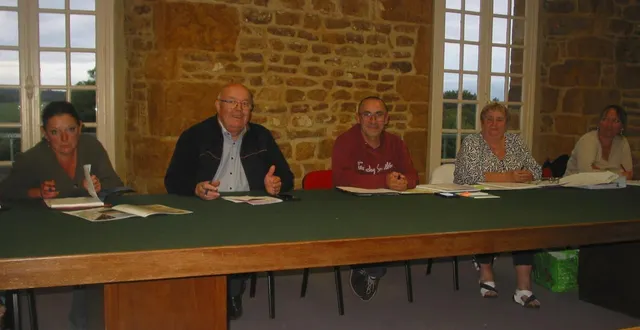 photo  les membres du comité d’animation autour du président xavier chevalier, troisième à droite.  &copy;  ouest-france 