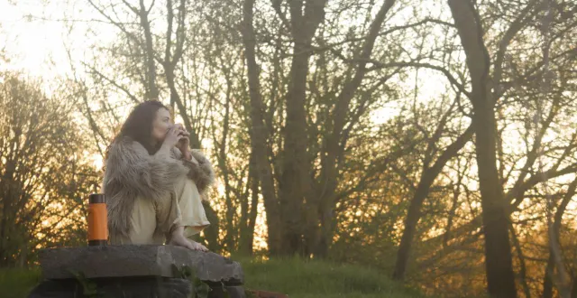 photo  léonore klein, lors du tournage du clip au port à soyer, à la daguenière.  &copy;  louisahrrlt. photographie 