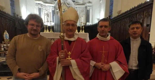 photo  l’organiste raphaël leleu ; mgr delmas, évêque d’angers ; le nouveau curé de la paroisse bienheureux noël pinot, l’abbé julien elie, et le père joseph nguyen.  &copy;  co 
