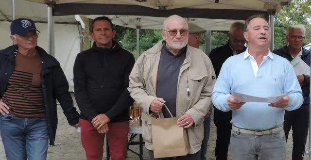 photo  jean-paul fradin (au centre) a été mis à l’honneur à l’occasion du traditionnel cochon grillé proposé par le club.  &copy;  co. 