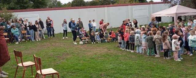 photo  malgré une pluie menaçante, lors de la fête de rentrée de l’école saint-louis, les enfants ont présenté, en chanson, le thème de l’année consacrée à la langue anglaise.  &copy;  co 