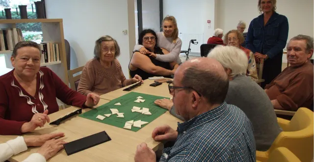 photo  lise garnier, maire adjointe (debout), invite à cette soirée tous les résidents de la résidence autonome metais.  &copy;  ouest-france 