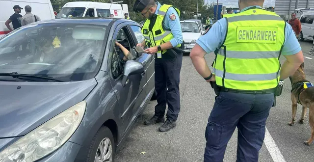 photo  les gendarmes de la sarthe ont installé un point de contrôles routiers à hauteur du péage de saint-saturnin, ce vendredi 12 septembre en début d’après-midi.  &copy;  le maine libre 