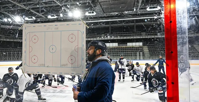 photo  jonathan paredes, le coach des ducs, peaufine toujours son identité de jeu.  &copy;  franck dubray, ouest france 