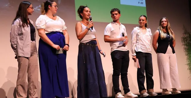photo  six des huit élèves de l’opération « tous programmateurs » sont montés sur scène pour présenter le spectacle qu’ils ont choisi, lors de la soirée de présentation de la saison culturelle de l’entracte, vendredi 12 septembre 2025, à sablé-sur-sarthe.  &copy;  ouest-france 