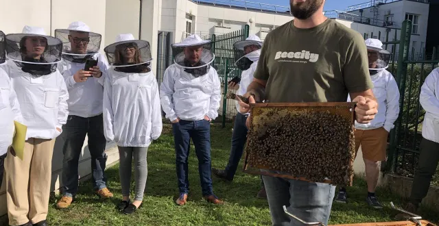 photo  christopher hy, dirigeant d’une antenne de beecity, a installé trois ruches dans le jardin des locaux d’orne habitat. l’objectif est avant tout pédagogique.  &copy;  ouest-france 