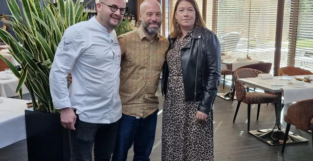 photo  le chef étoilé jean-sébastien monné et sa femme élodie, directrice de l’établissement, accompagné de richard fournier (au centre) pour un partenariat atypique.  &copy;  photo : le maine libre 