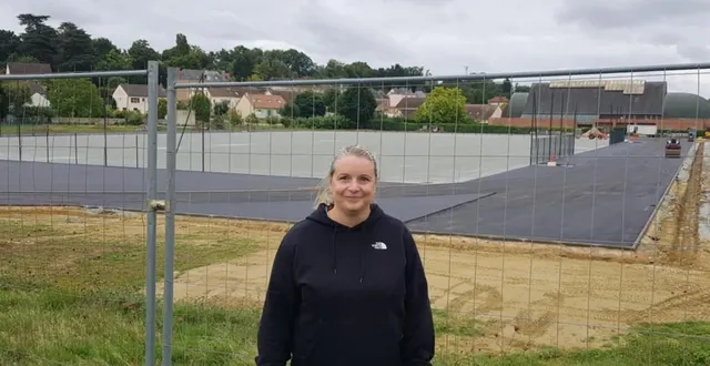 photo  aurélia dupont, adjointe aux associations, suit de près l’avancée des travaux du stade.   &copy;  le maine libre 