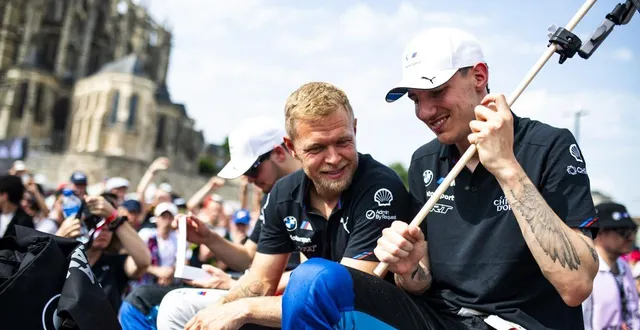 photo  kevin magnussen lors de la parade des pilotes des 24 heures du mans en juin 2025, dans le centre-ville, alors qu’il était engagé en catégorie hypercar avec bmw.  &copy;  dppi 