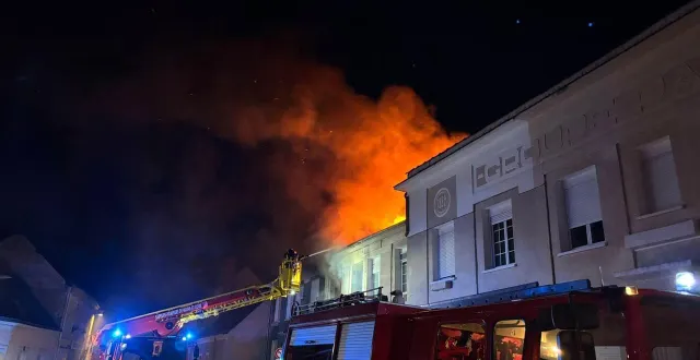 photo  l’incendie s’est déclaré à 20 h 24, en plein centre de seiches-sur-le-loir.  &copy;  co - correspondante 