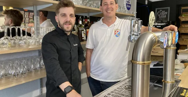 photo  laurent marchand le repreneur, à droite, et son chef cuisinier guillaume brochard.  &copy;  ouest-france 