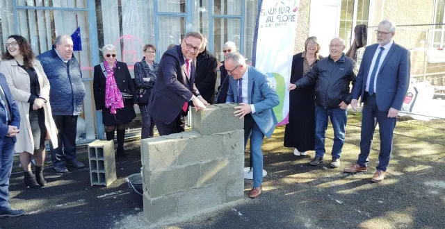 photo  la première pierre de la médiathèque de longué-jumelles avait été posée fin février 2025.  &copy;  archives co 
