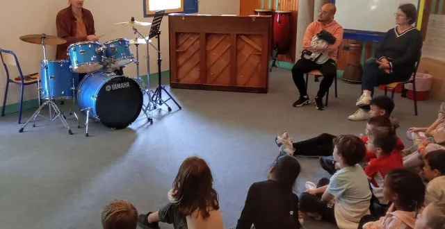 photo  nicolas vannier, professeur de batterie, en pleine démonstration devant une classe de primaire de condé-sur-sarthe.  &copy;  ouest-france 
