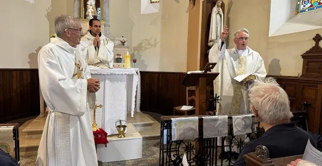 photo  le président de l’association des amis de l’enfant jésus de prague, guy fournier, le frère leandro, et nicolas duquesne, en la chapelle de damigny.  &copy;  ouest-france 