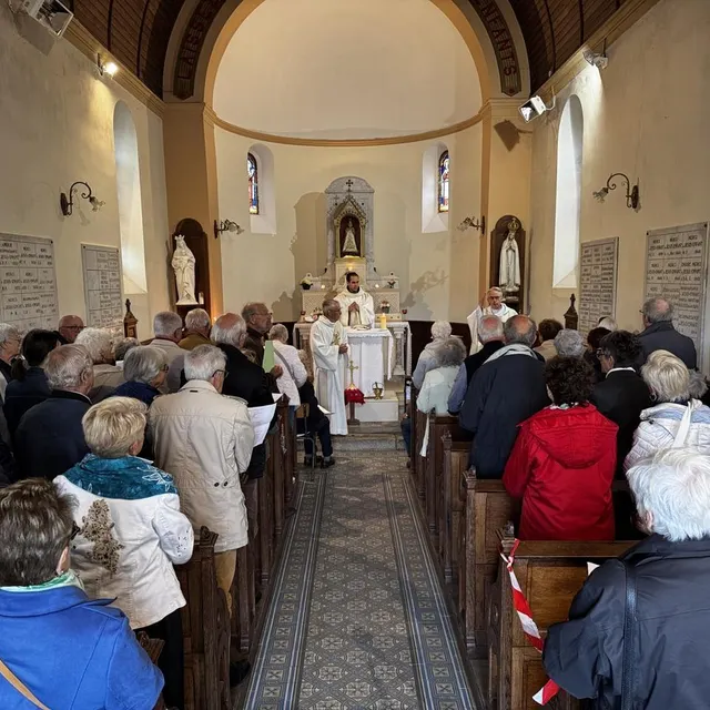 photo toutes les rangées de sièges en bois étaient pleines pour accueillir la nouvelle statue de thérèse de l’enfant jésus.  ©  ouest-france