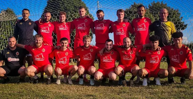 photo  le sai club olympique (sco) avec son maillot extérieur (rouge). le maillot pour jouer à domicile est noir.  &copy;  ouest-france 