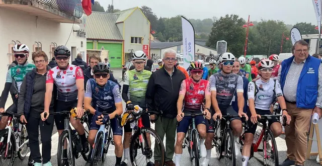 photo  après le contre-la-montre, les leaders en première ligne, au départ de la troisième étape.  &copy;  ouest-france 