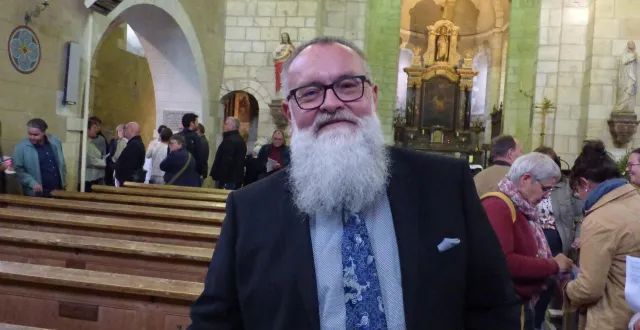 photo  initiateur et animateur de la communication via les réseaux sociaux, jean claude gapin fréhel est particulièrement heureux de la réussite de ce moyen de communication moderne pour la sauvegarde d’un monument aussi ancien que l’église saint-aubin. outre ses recherches historiques, il assure bénévolement les visites de l’église.  &copy;  ouest-france 
