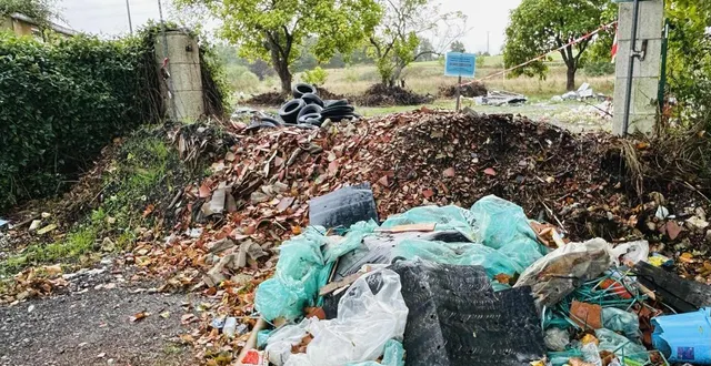 photo  les services de l’état ont fait installer des affiches pour éviter de nouveaux dépôts sauvages… en vain.  &copy;  co - jordan guerin-morin 