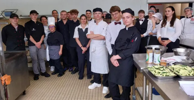 photo  lors de la préparation d’un repas en commun, sous la conduite de lorène gousseau, professeure à flora-tristan, et en présence de vanessa et nicole, leurs enseignantes germaniques, les élèves allemands en compagnie des élèves de première restauration du lycée flora-tristan.  &copy;  ouest-france 