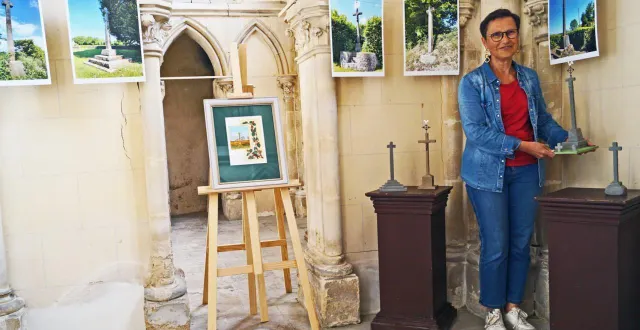 photo  annie mauduit la présidente de l’association présente des sculptures de calvaires réalisées par un artiste.  &copy;  ouest-france 