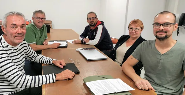 photo  philippe jérôme, à gauche, président de la section athlétisme, prend à son tour la présidence de l’omnisports à la suite de nicolas bourgoin (à droite) et jean-pierre gauthier (2e à gauche).  &copy;  le maine libre 