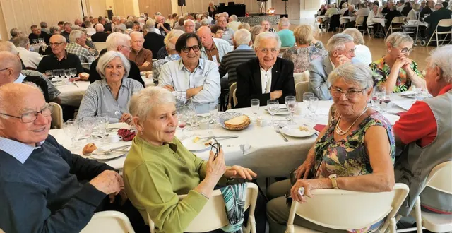 photo  ces convives l’assurent, le repas servi par les élus était très bon.  &copy;  le maine libre 