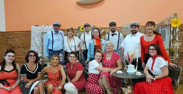 photo  les membres de l’association plac’ecommoy, en tenue des années 1950.  &copy;  le maine libre 