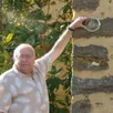 photo  daniel bazille, adjoint chargé de la commission patrimoine, montre l’emplacement où sera posé le clou. 